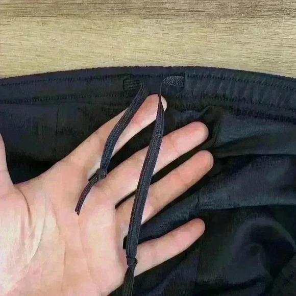 Reebok Men's shorts Black with inside tie waist zippered pocket in back Size XXL - Picture 5 of 5